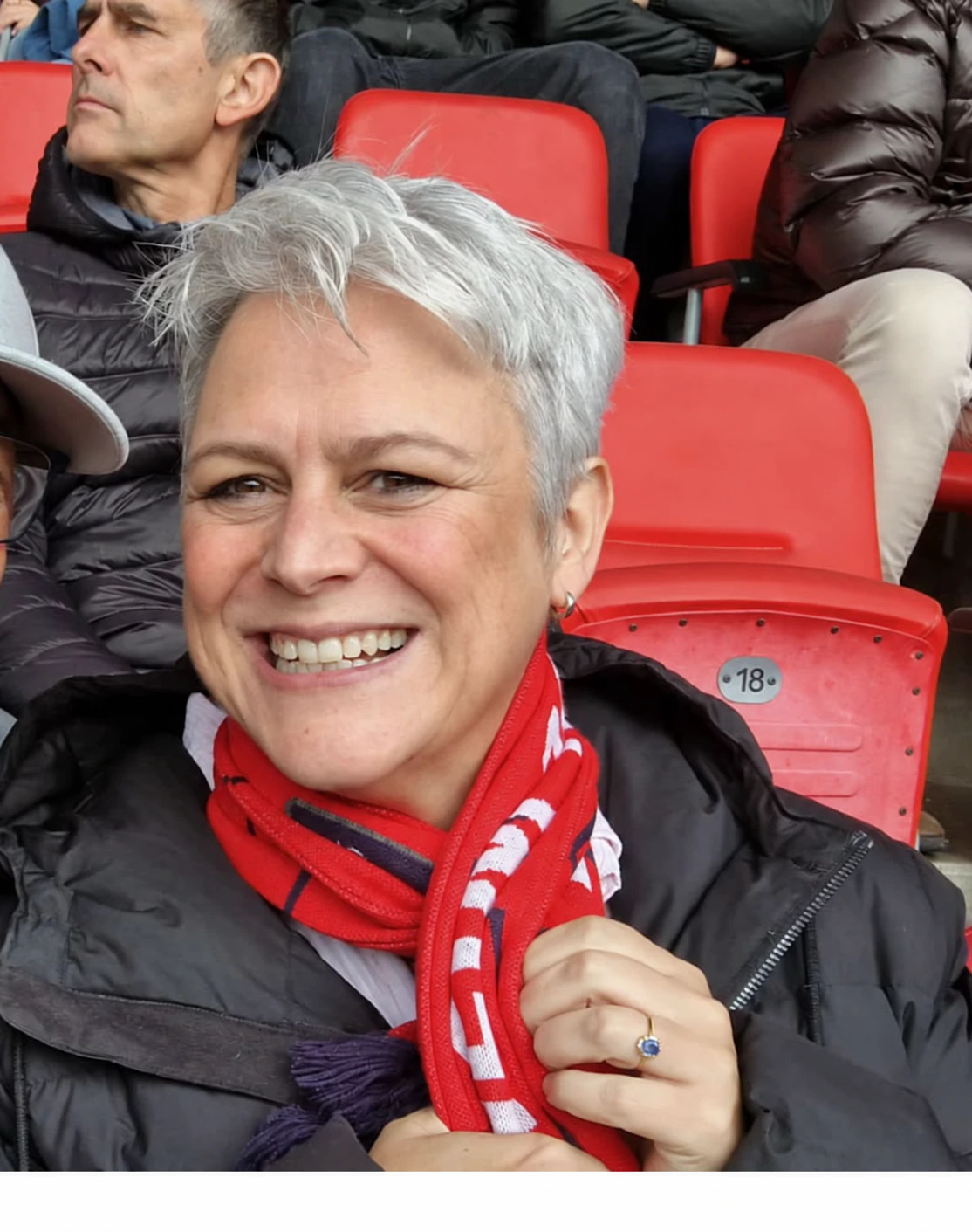 Stefanie Aufleger im FCH-Stadion mit rotem Schal – dezent KI-retuschierte Augenpartie, natürliches Originalmotiv.