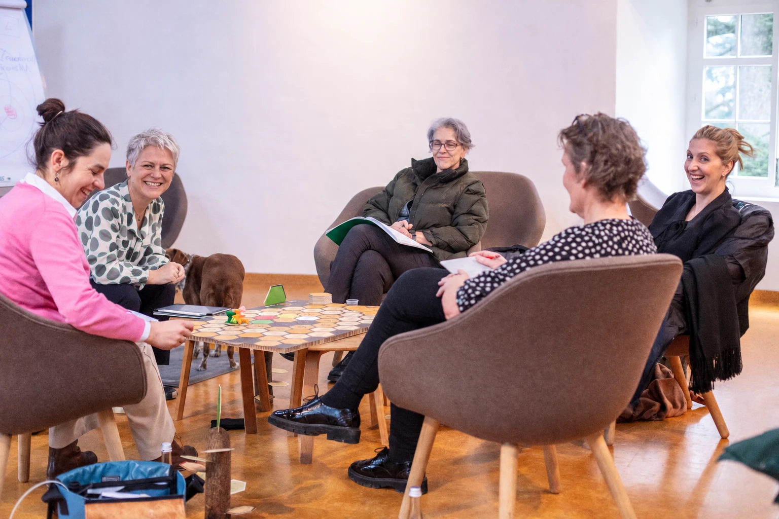 Menschen im gemeinsamen Workshop zum STEAUF-Spiel. – KI-aktualisiert, natürliche Augenretusche.
