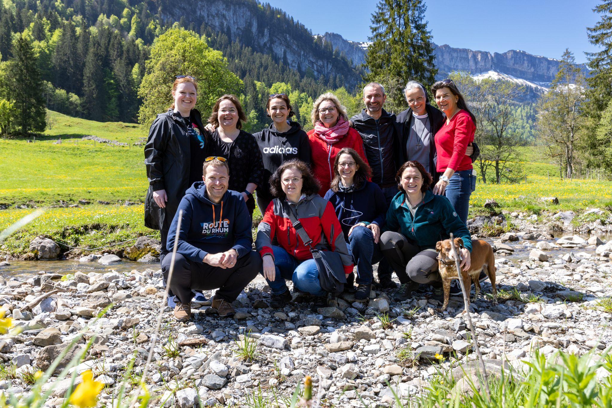 STEAUF-Teamgruppe im Freien vor einer Berglandschaft.